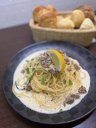 自家製サルシッチャとズッキーニのレモンクリームパスタ