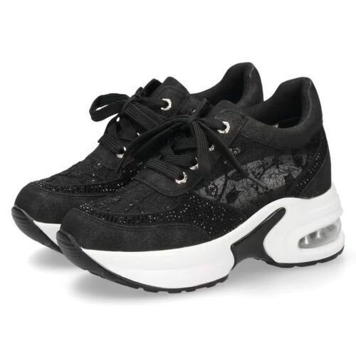 スポーティーなエアソールに、繊細なチュールレースを組み合わせスニーカー入荷しました！